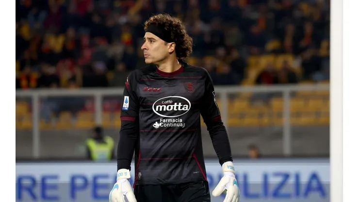 Guillermo Ochoa "responde" a Keylor Navas en Europa recibiendo dos premios