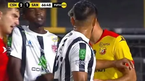 ¡Acción antideportiva! Fernán Faerron metió un mordisco a lo "Suárez" ante un rival [VIDEO]