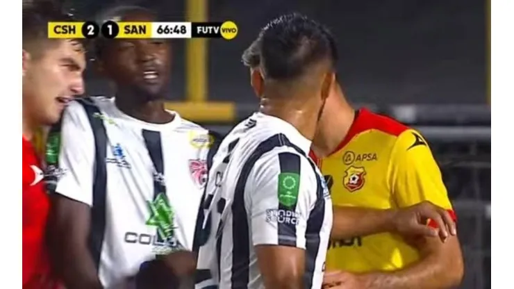 ¡Acción antideportiva! Fernán Faerron metió un mordisco a lo "Suárez" ante un rival [VIDEO]