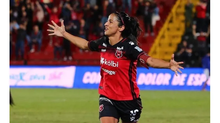 Shirley Cruz anunció su retiro del fútbol.