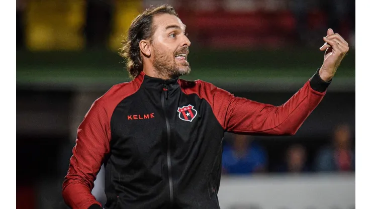 Andrés Carevic se quejó del campo de Guanacasteca