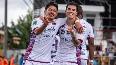 Ariel Rodríguez celebra junto a Julen Cordero (Saprissa)