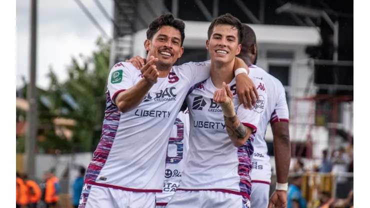 Ariel Rodríguez celebra junto a Julen Cordero (Saprissa)