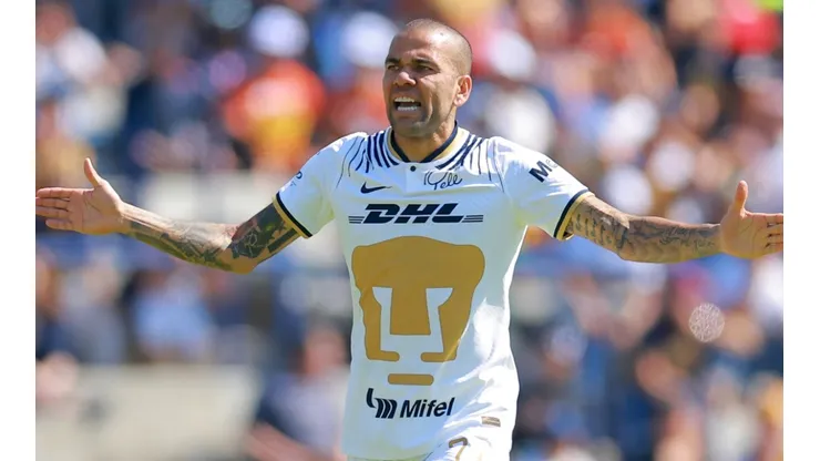 Dani Alves queda fuera de Pumas tras ser enviado a prisión