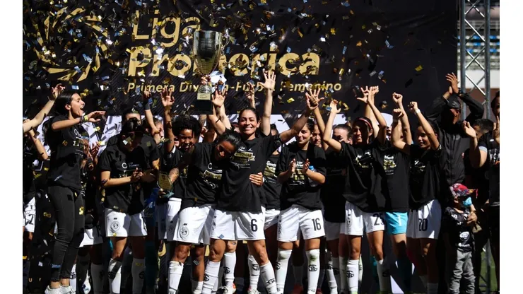 Sporting alzó la Supercopa Femenina en Costa Rica tras derrotar a Alajuelense.