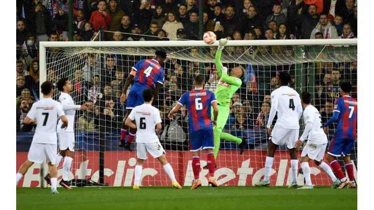 Keylor Navas respondió en su regreso a la titularidad y PSG venció 3-1 a Châteauroux en la Copa de Francia.