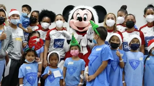 Selección de Panamá entregó juguetes a niños del hospital