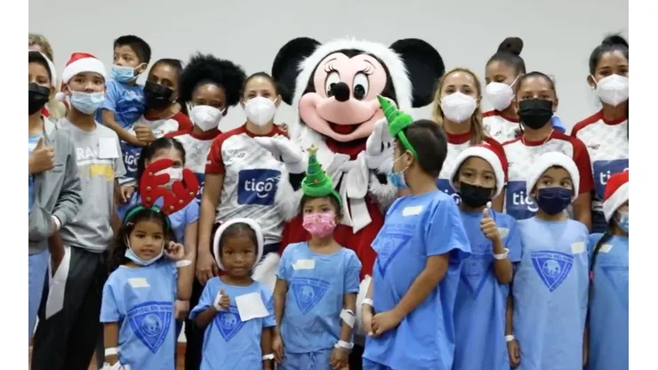 Selección de Panamá entregó juguetes a niños del hospital