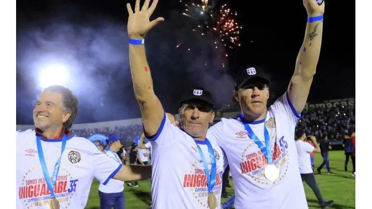 Pedro Troglio celebró el título de Olimpia entre lágrimas