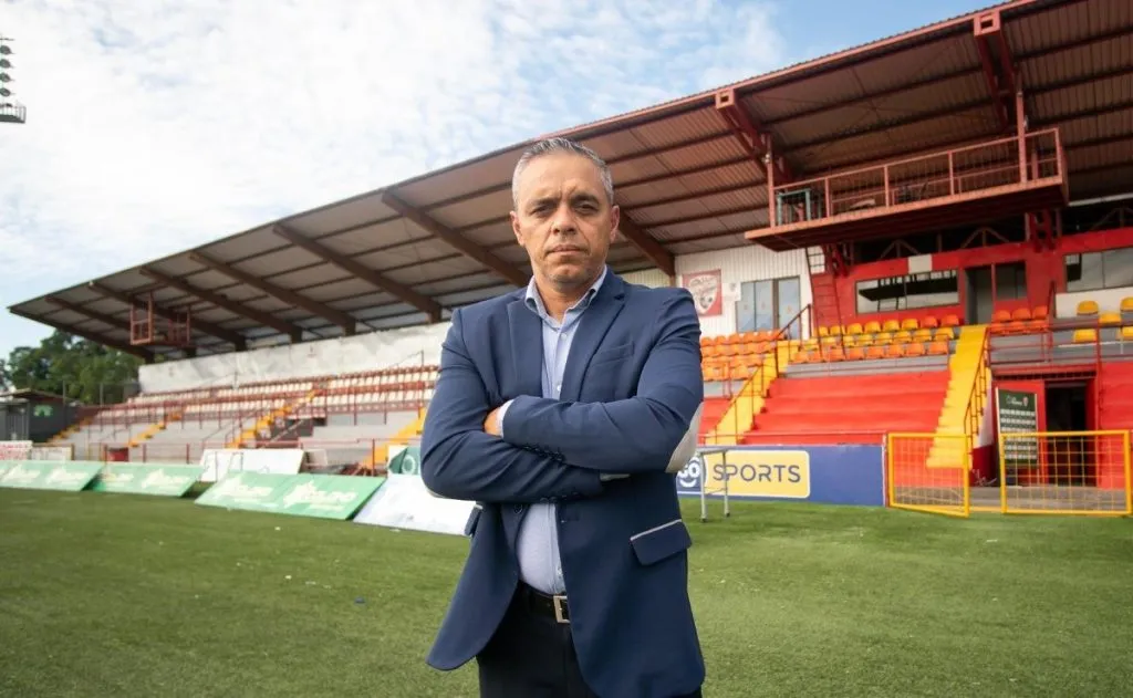 Randall Row dejó Saprissa para dirigir a Santos.