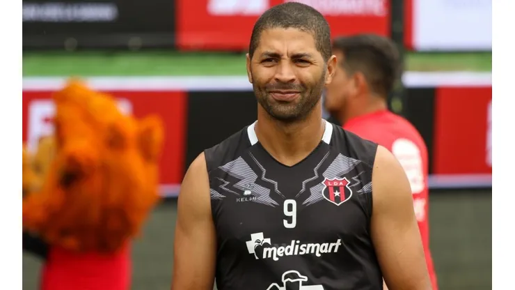 Álvaro Saborío muy feliz en los entrenamientos de este viernes con LDA (LDA)