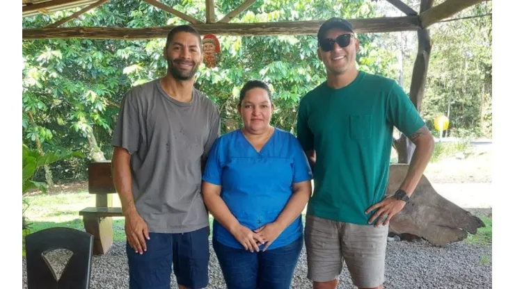 Navas y Saborío en su paseo por Guatuso (Guatusotv Channel)