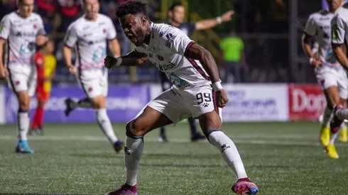 Freddy Góndola marcó un nuevo gol con Alajuelense