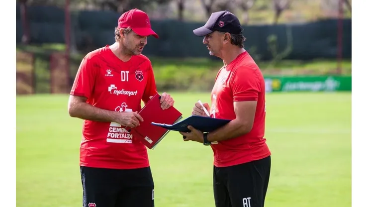 Carevic recibe información del técnico interino, Martín Arriola (LDA)