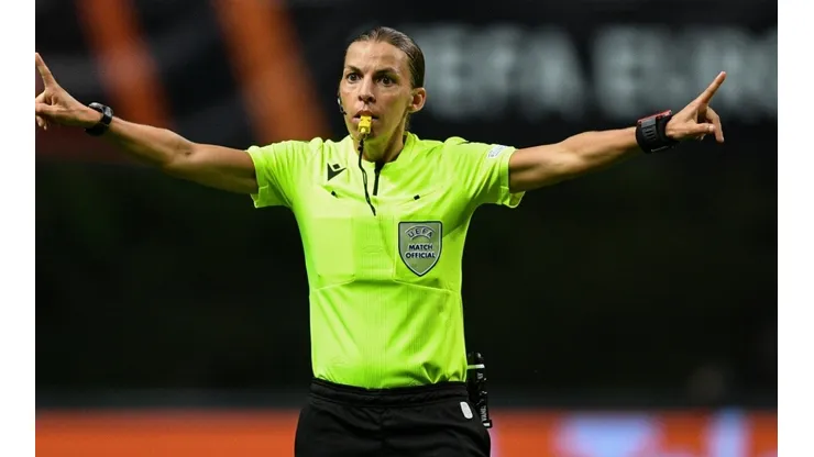 Stephanie Frappas será la primera mujer árbitra en pitar un partido en un Mundial de Fútbol Mayor Masculino (Getty)