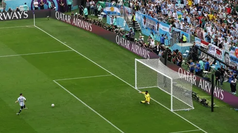 Messi anotando su primer gol en el Mundial a pesar de la derrota de su selección (Getty)