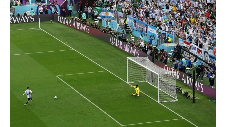 Messi anotando su primer gol en el Mundial a pesar de la derrota de su selección (Getty)