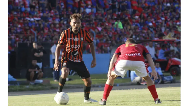 Entrenador de Águila revela que FAS contactó a sus jugadores en semifinales: "Es una vergüenza, en este país hay antecedentes graves".