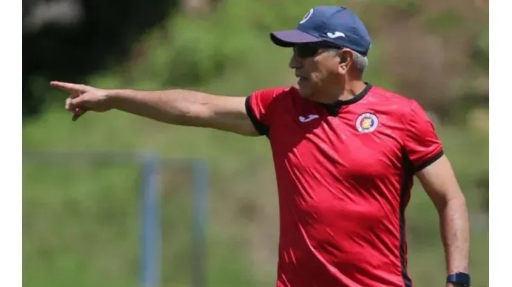 El técnico de FAS critica las condiciones del estadio de Águila