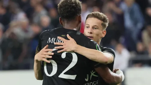 Michael Murillo asiste y sale expulsado en la Conference League