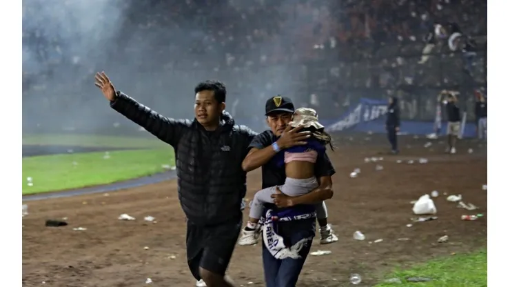 Tragedia en Indonesia: decenas de muertos y heridos en un partido de fútbol