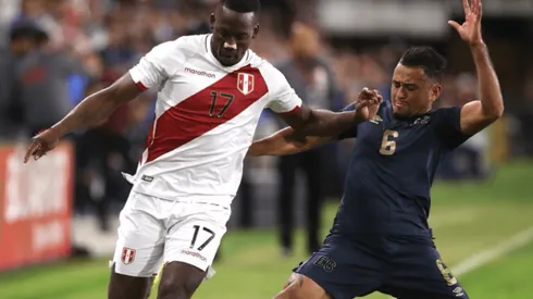 La Selección de El Salvador se derrumbó y Perú aprovechó para golearla 4-1.