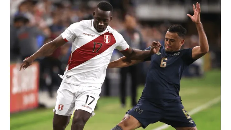 La Selección de El Salvador se derrumbó y Perú aprovechó para golearla 4-1.