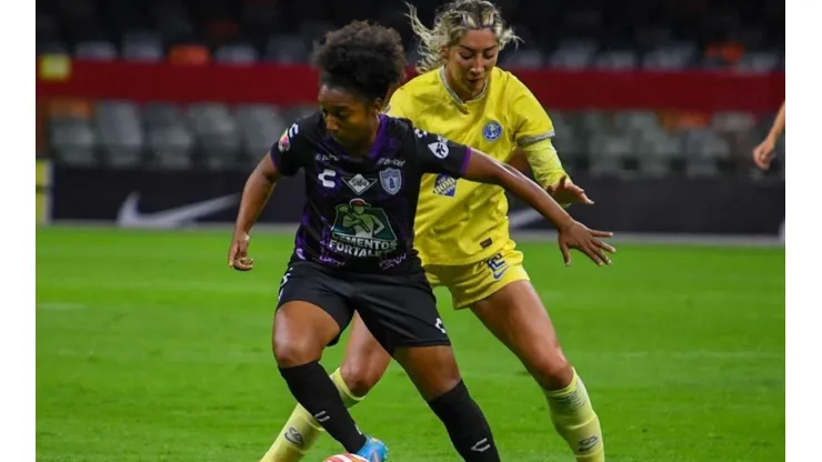 Marta Cox se estrena como goleadora en Pachuca