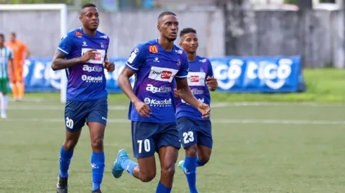 Árabe Unido en busca de mantener su liderato