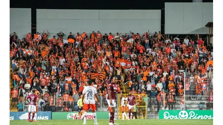 La afición de Puntarenas en el estadio Ricardo Saprissa (PFC)