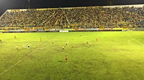 Futbolista de Herediano criticó las canchas de Honduras: "No se comparan con las de Costa Rica"