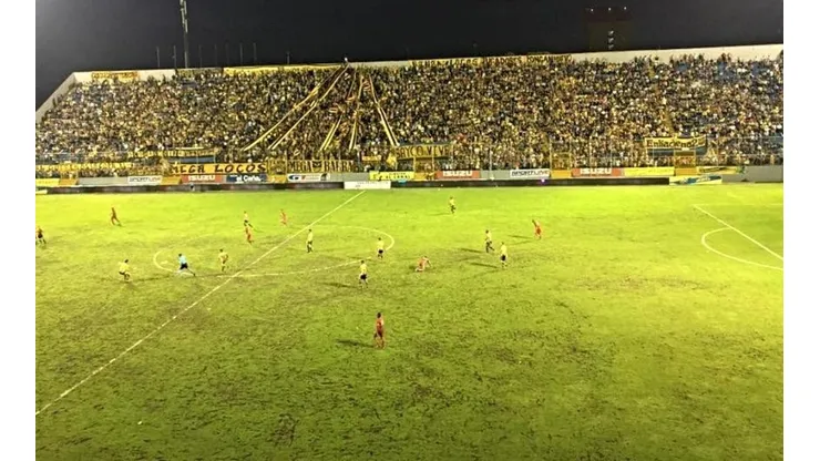 Futbolista de Herediano criticó las canchas de Honduras: "No se comparan con las de Costa Rica"