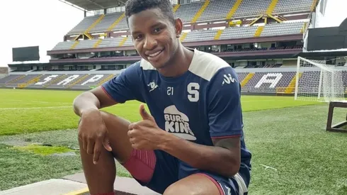 Fidel Escobar se gana el cariño de la afición Morada