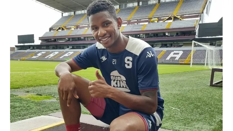 Fidel Escobar se gana el cariño de la afición Morada