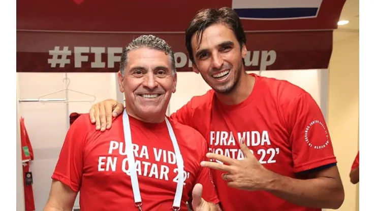 El profesor Suárez y Bryan Ruiz (Fedefut CRC)