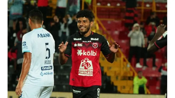 Johan Venegas se perderá dos juegos como parte de la sanción impuesta tras a expulsión en el clásico (LDA)