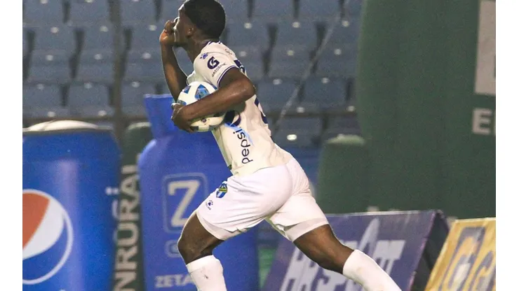 Azarías Londoño se estrenó en Comunicaciones