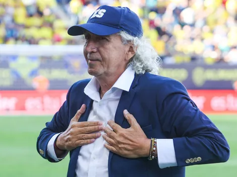 Mágico González recibe emotivo homenaje del Cádiz y su afición [VIDEO]