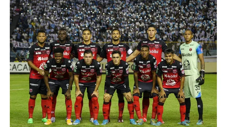 Futbolista de Alajuelense elogió el ambiente que puso la afición de Alianza en el Cuscatlán.