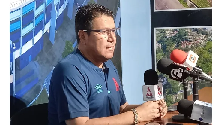 El técnico de Alianza se quejó del arbitraje tras perder contra Alajuelense