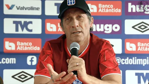 Pedro Troglio tras derrota de Olimpia ante Motagua: "Hay que aguantársela, esto no termina hoy".