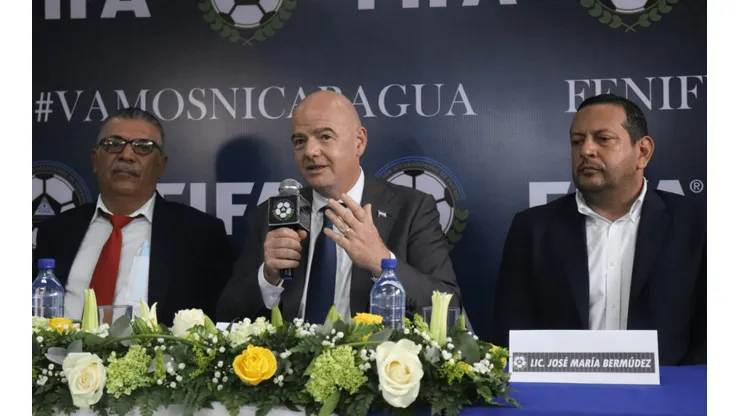 Gianni Infantino prometió apoyar la construcción del Estadio Nacional de Fútbol.