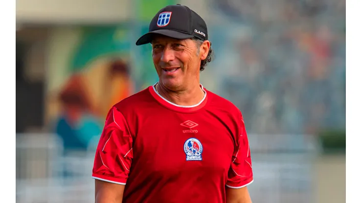 Pedro Troglio confirma las bajas que tendrá Olimpia para el clásico contra Motagua.