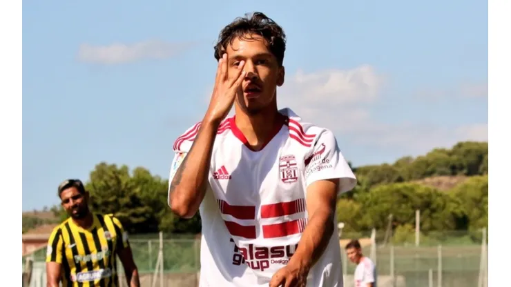 Enrico Dueñas marca su primer gol en España