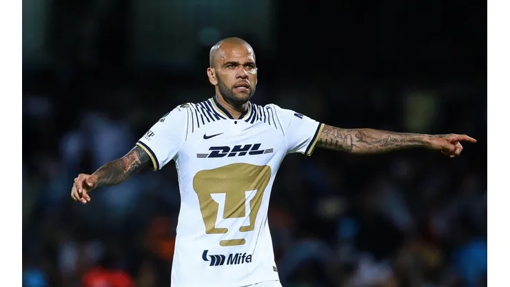 Dani Alves recibió abucheos en México y respondió de manera contundente