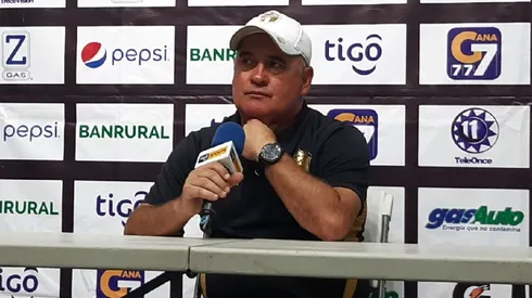 Willy Olivera se enfada al hablar de su futuro en Comunicaciones