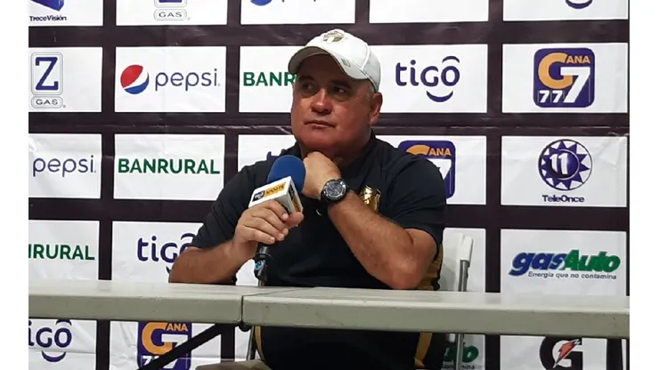 Willy Olivera se enfada al hablar de su futuro en Comunicaciones