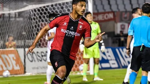 Jorman Aguilar se viste de héroe en su club