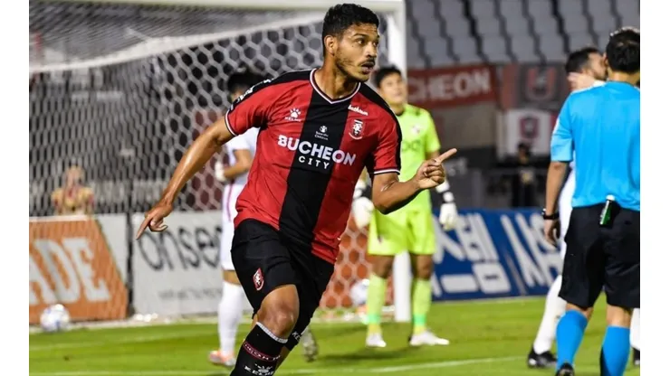 Jorman Aguilar se viste de héroe en su club