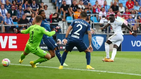 Autogol y otro grave error de Cristian Gamboa ante Bayern Múnich.